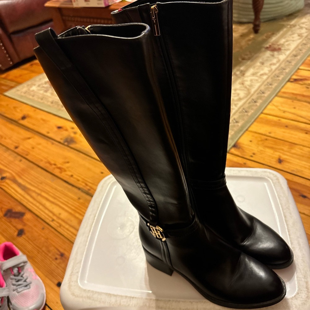 Black Tommy Hilfiger. Boots size 5 girls